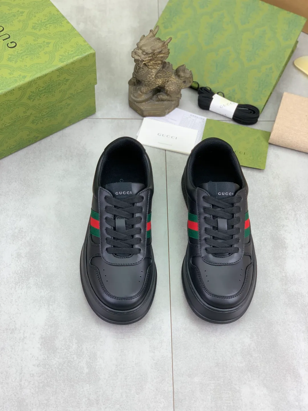 Men's shoes 💰P600 new GUCCI high version 🆕New series, 👫couple biscuit shoes, thick-soled sneakers, these are really comfortable, super light, comfortable and versatile, 👍a must-have item, this item is full of fun retro flavor. G’s new series continues to seek inspiration from daily life in other eras and incorporates the essence of current design to create refreshing designs. This sneaker is made of GG printed canvas and decorated with the classic double G monogram pattern, highlighting the profound connotation of the brand logo. GG printed embossed leather, glossy leather details, 5cm taller, instantly enhances your aura when worn! (With a complete set of packaging bags) Airplane box Size: 35-45